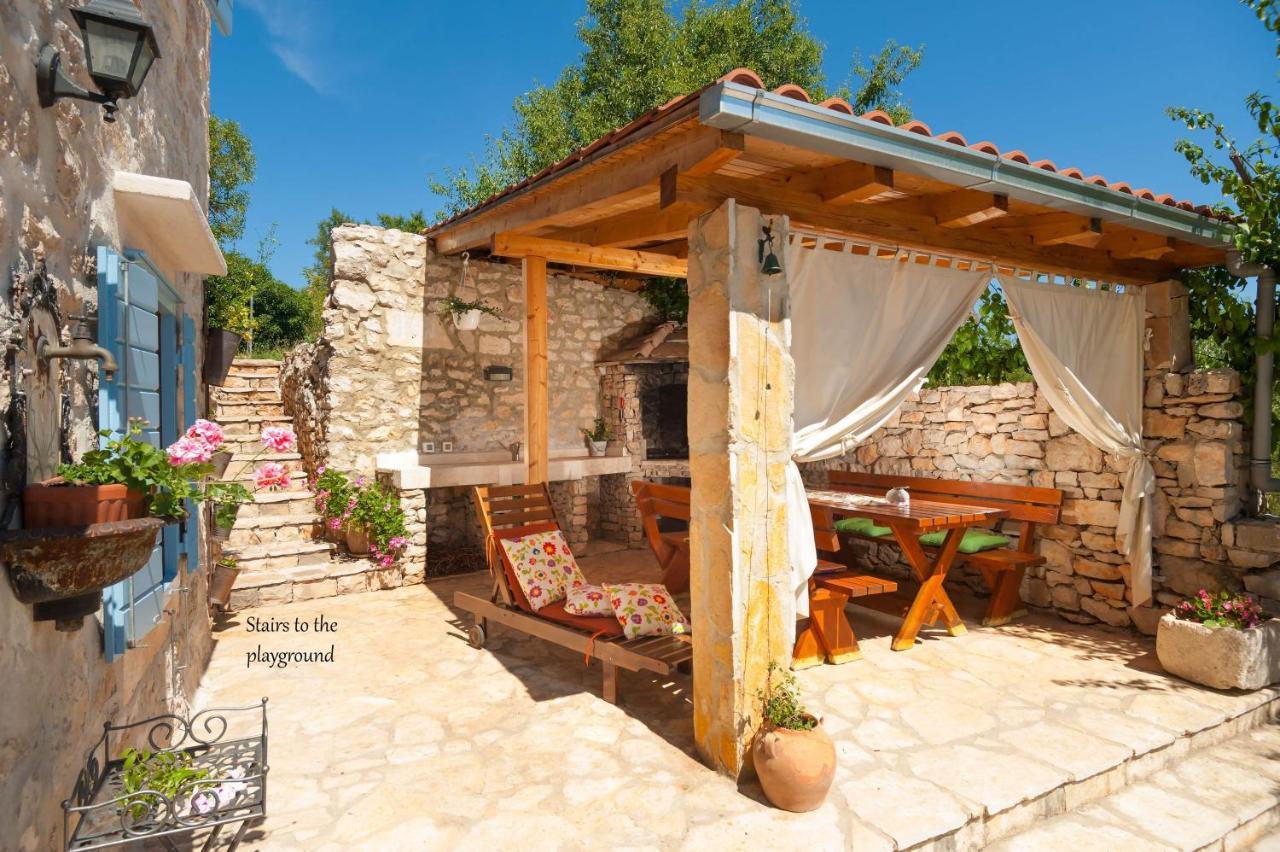Villa Vicina Heritage Villa For 9,Milna - Close To Restaurants And Shops Exterior photo