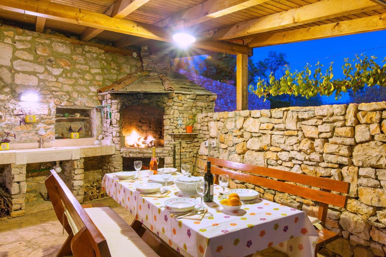 Villa Vicina Heritage Villa For 9,Milna - Close To Restaurants And Shops Exterior photo